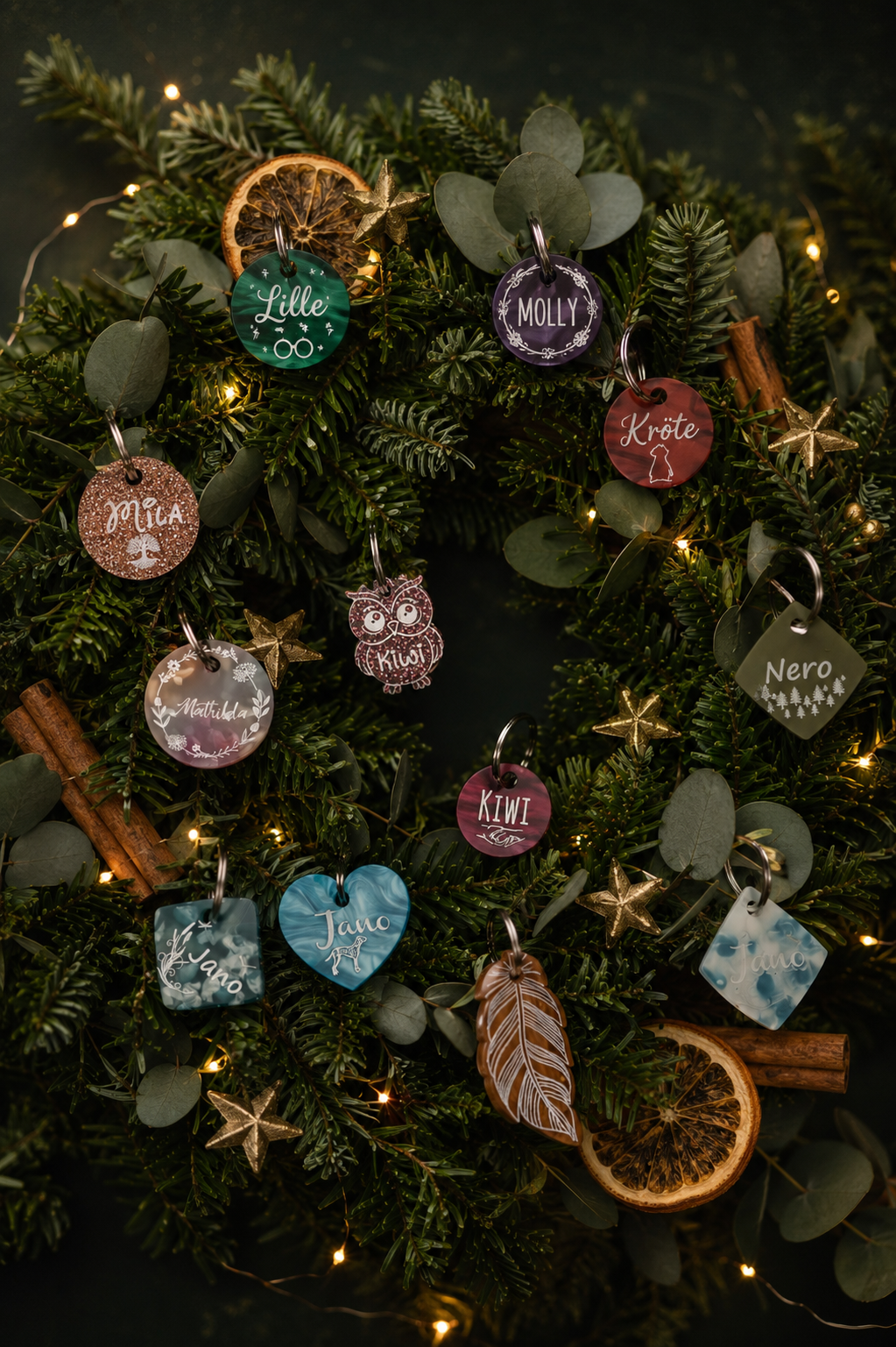 Weihnachtlicher Adventskranz mit personalisierten Hundemarken aus Acryl von Dog's Hundemarke