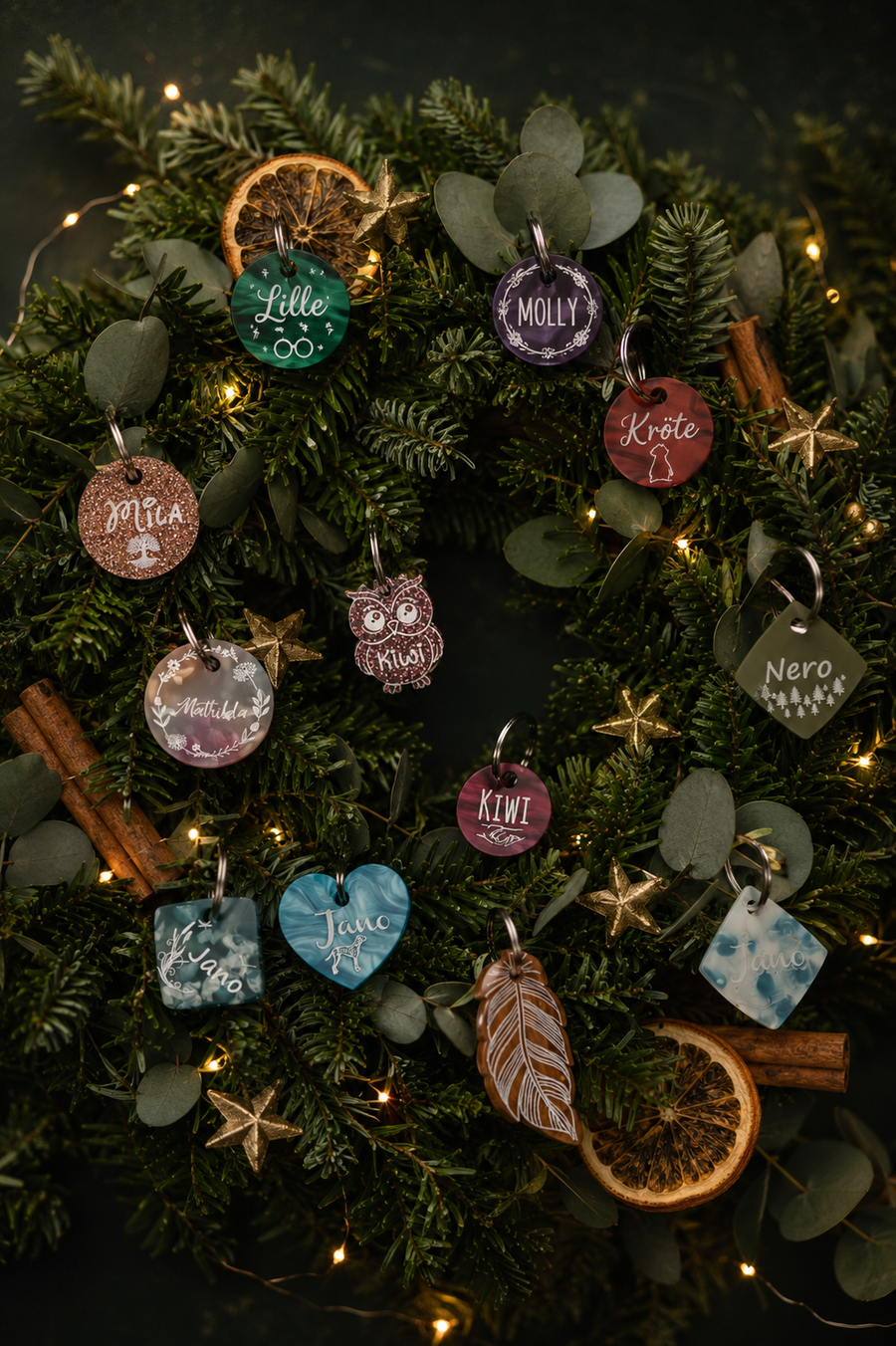 Weihnachtlicher Adventskranz mit personalisierten Hundemarken von Dog's Hundemarke