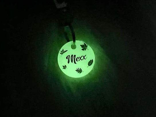 Nachtleuchtende Hundemarke aus Acryl mit Gravur – Glow in the Dark Hundemarke von Dog's Hundemarke, handgraviert