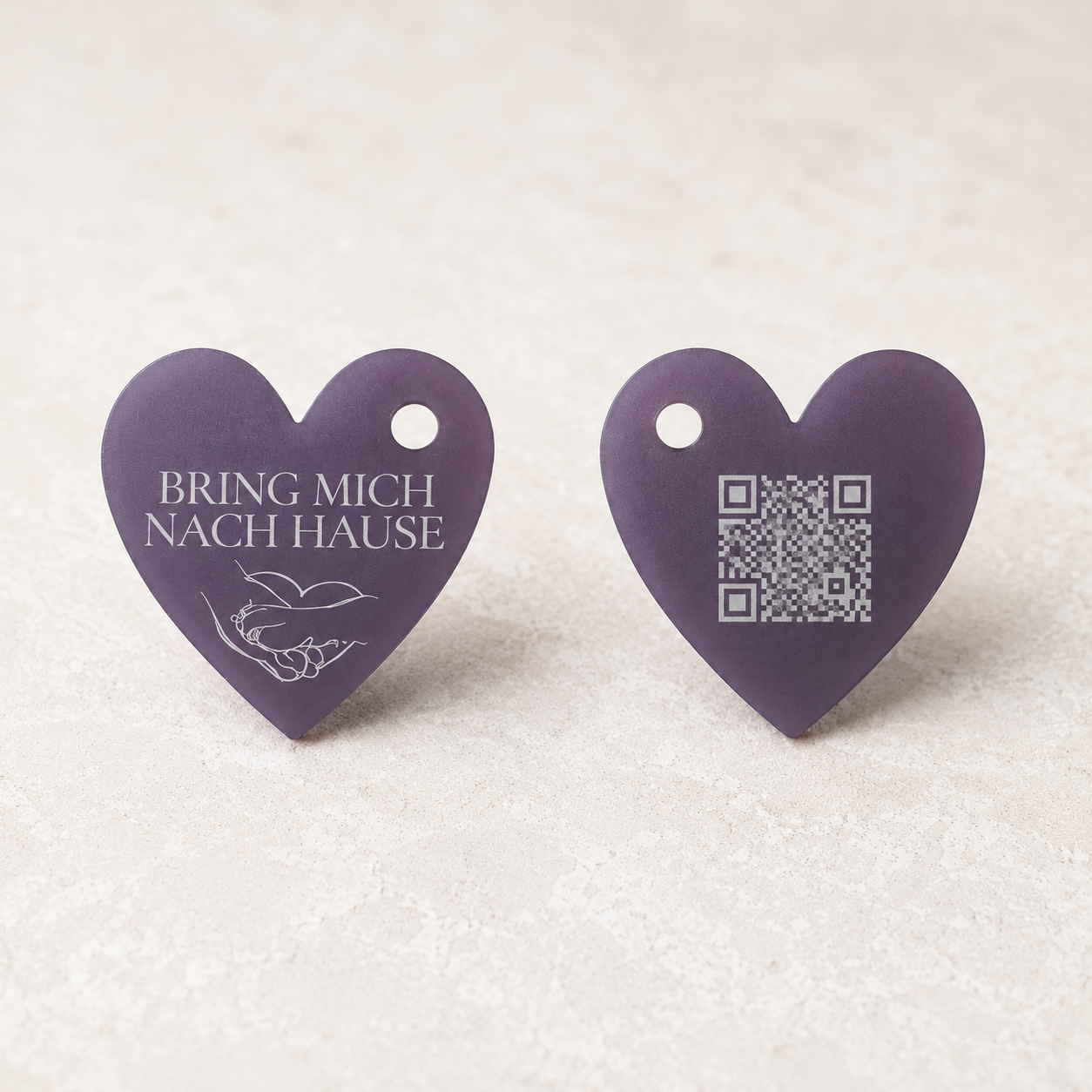 QR-Code Hundemarke in Herzform aus Acryl von Dog's Hundemarke, dunkles transparentes Graphit-Lila, freigestellt